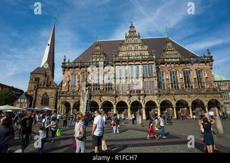Marktplatz, Bremen. Deutschland Deutschland. Eine Szene über den Markt Platz gegenüber dem Rathaus, Rathous. Es ist ein sonniger Tag, so gibt es viele touristische Urlauber aus erkunden und genießen die Sonne. Stockfoto