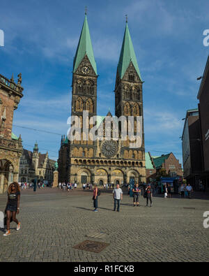 Marktplatz, Bremen. Deutschland Deutschland. Eine Szene auf dem gesamten Markt suchen Square auf die mittelalterliche Kirche. Es ist ein sonniger Tag, so gibt es viele touristische Urlauber aus erkunden und genießen die Sonne. Stockfoto