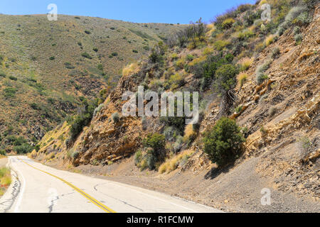 Teil des Mulholland Highway durch die Santa Monica Mountains mit einer Steilwand auf der Seite. Stockfoto