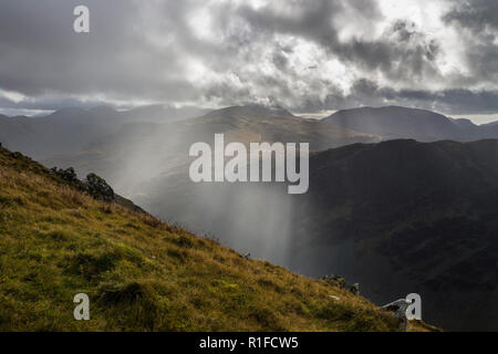 Wellen von Licht Honister und die Fells von Grauen Knotts und Brandreth, von Hindscarth Kante, Dale Head, Lake District, Cumbria, UK gesehen Stockfoto