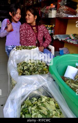 Verkauf von Coca Blätter - Markt in Huaraz. Abteilung der Ancash. PERU Stockfoto