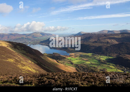 Derwent Water und den Blick nach Norden Westen über Borrowdale von Maiden Moor, Lake District, Cumbria, UK. Stockfoto