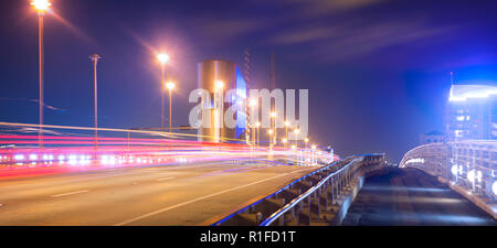 Lange Belichtung Verkehr Wanderwege auf der 17th Street Causeway Brücke in Fort Lauderdale in der Nähe von Port Everglades. Stockfoto