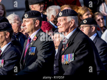 Whitehall, London, UK. 11. November 2018. Die 11 Stunden des 11. Tausende versammeln sich das Ehrenmal anlässlich des 100. Todestages zu gedenken. Stockfoto