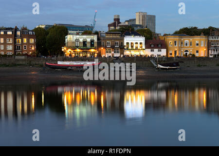 Riverfront öffentlichen Häusern in der Nacht, Hammersmith, London, Vereinigtes Königreich Stockfoto