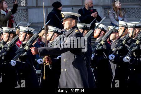 Whitehall, London, UK. 11. November 2018. Die 11 Stunden des 11. Tausende versammeln sich das Ehrenmal anlässlich des 100. Todestages zu gedenken. Stockfoto