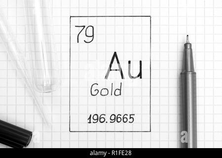 Das Periodensystem der Elemente. Handschrift chemische Element Gold Au mit schwarzem Stift, Reagenzglas und Pipette. Close-up. Stockfoto