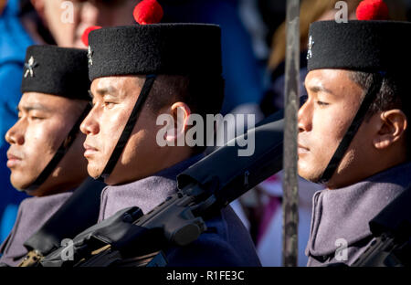 Whitehall, London, UK. 11. November 2018. Die 11 Stunden des 11. Tausende versammeln sich das Ehrenmal anlässlich des 100. Todestages zu gedenken. Stockfoto