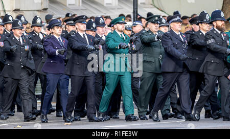 Whitehall, London, UK. 11. November 2018. Die 11 Stunden des 11. Tausende versammeln sich das Ehrenmal anlässlich des 100. Todestages zu gedenken. Stockfoto