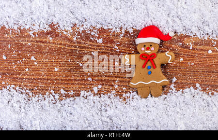 Ingwer Mann im Schnee, festlichen Hintergrund Stockfoto