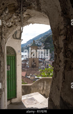 Amalfi Italien. Der Glockenturm der Kathedrale von Amalfi, durch den Bogen der einen Gang hoch über der Amalfiküste Hang gesehen. Stockfoto