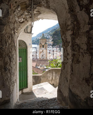 Amalfi Italien. Der Glockenturm der Kathedrale von Amalfi, durch den Bogen der einen Gang hoch über der Amalfiküste Hang gesehen. Stockfoto