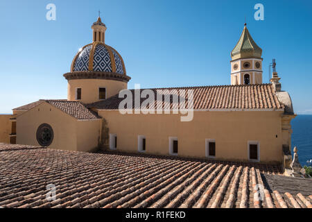 Praiano, Italien. Detailansicht der Kirche San Gennaro in der kleinen Stadt von Praiano an der Amalfiküste, Süditalien Stockfoto