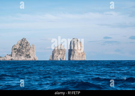 Berühmte sea Stacks (Faraglioni) vor der Küste von Capri in der Bucht von Neapel, das Mittelmeer, Süditalien. Stockfoto