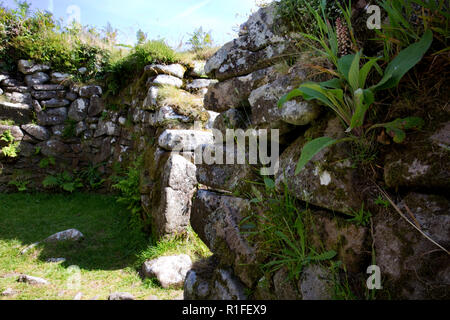 Gebäude aus Stein bleibt bei Chysauster Ancient Eisenzeit Dorf, in der Nähe von Penzance, Cornwall, England Stockfoto