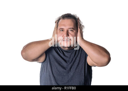 Mann, die seine Ohren witn Hände, seine Augen, auf weißem Hintergrund schliessen. Hören kein Übel Konzept Stockfoto