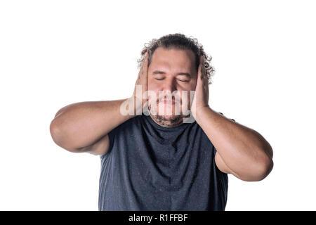 Mann, die seine Ohren witn Hände, seine Augen, auf weißem Hintergrund schliessen. Hören kein Übel Konzept Stockfoto
