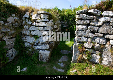 Gebäude aus Stein bleibt bei Chysauster Ancient Eisenzeit Dorf, in der Nähe von Penzance, Cornwall, England Stockfoto