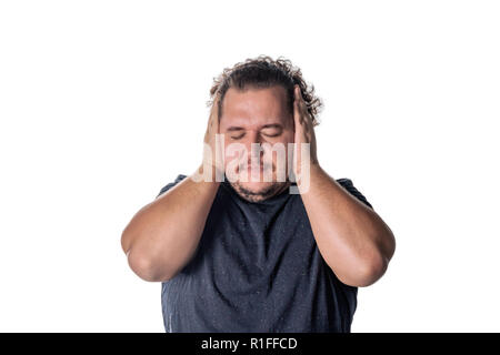 Mann, die seine Ohren witn Hände, seine Augen, auf weißem Hintergrund schliessen. Hören kein Übel Konzept Stockfoto