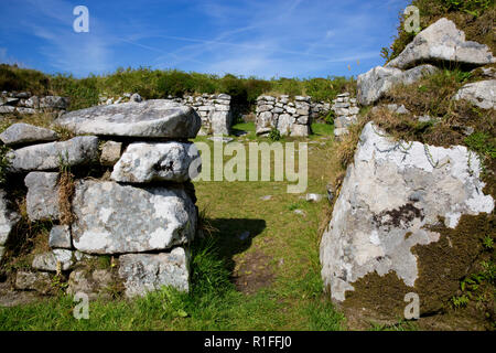 Gebäude aus Stein bleibt bei Chysauster Ancient Eisenzeit Dorf, in der Nähe von Penzance, Cornwall, England Stockfoto