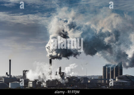 Luftverschmutzung Verschmutzung der britischen Fabrik - Schornsteine der Zuckerrübenfabrik - hinterleuchteter Rauch und Dampf stammen aus der britischen Zuckerfabrik Bury St Edmunds UK Stockfoto