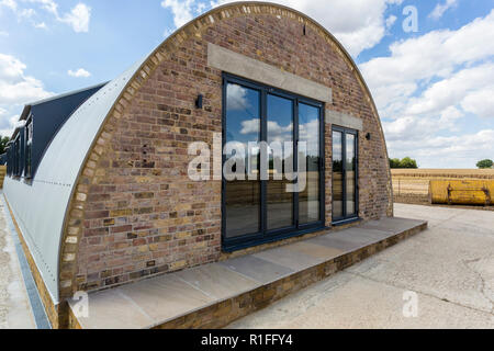 Krieg zeit Nissen Hütte Umwandlung durch pascott.co.uk Stockfoto