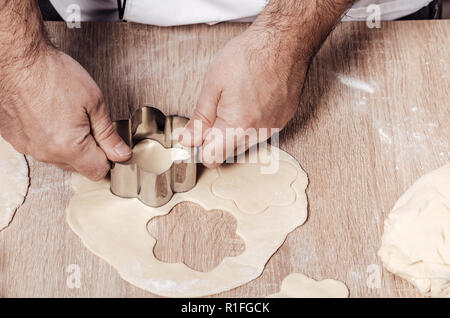 Mann mit Bäckerei Schimmel für Cookies, Hände, Nahaufnahme Stockfoto