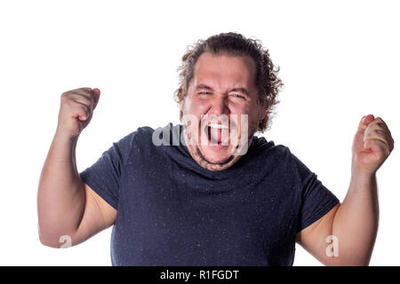 Man schreit, hob seine Hände zu Fäusten. Stockfoto