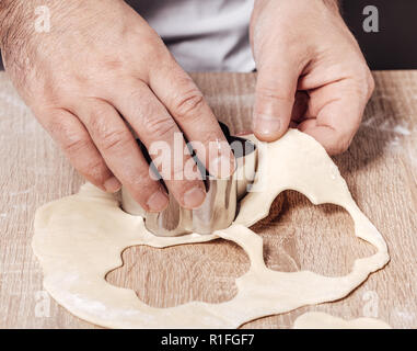 Mann mit Bäckerei Schimmel für Cookies, Hände, Nahaufnahme Stockfoto