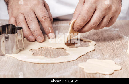 Mann mit Bäckerei Schimmel für Cookies, Hände, Nahaufnahme Stockfoto