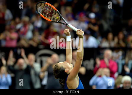 Prag, Tschechische Republik. 10 Nov, 2018. Tschechische Tennisspieler Barbora Strycova feiert ihren Sieg gegen uns tennis player Sofia Kenin (nicht gesehen) während der 2018 Fed Cup Finale zwischen der Tschechischen Republik und den USA, Gummi 1, singles, in der O2 Arena in Prag, Tschechische Republik, am 10. November 2018. Credit: Katerina Sulova/CTK Photo/Alamy leben Nachrichten Stockfoto