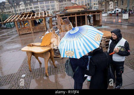 Hamburg, Deutschland. 12 Nov, 2018. Store Manager Olaf Kossakowski (r) informiert Journalisten auf einer Pressekonferenz über den Bau des historischen Weihnachtsmarkt am Rathaus Markt. Der Markt ist geöffnet vom 26. November bis 23. Dezember 2018. Credit: Christian Charisius/dpa/Alamy leben Nachrichten Stockfoto