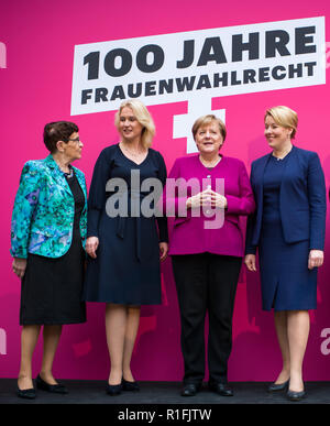 Berlin, Deutschland. 12 Nov, 2018. Bundeskanzlerin Angela Merkel (3. von links, CDU) wird zusammen mit Rita Süssmuth (CDU, l-R), der ehemalige Präsident des Deutschen Bundestages, Manuela Schwesig (SPD), Ministerpräsident von Mecklenburg-Vorpommern, und Franziska Giffey (SPD), Bundesministerin für Familie, zu einem Fototermin vor der Feier der 100 Jahre Frauenwahlrecht im Deutschen Historischen Museum. Quelle: Bernd von Jutrczenka/dpa/Alamy leben Nachrichten Stockfoto