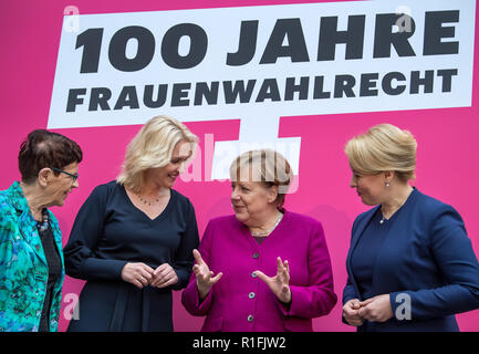 Berlin, Deutschland. 12 Nov, 2018. Bundeskanzlerin Angela Merkel (3. von links, CDU) wird zusammen mit Rita Süssmuth (CDU, l-R), der ehemalige Präsident des Deutschen Bundestages, Manuela Schwesig (SPD), Ministerpräsident von Mecklenburg-Vorpommern, und Franziska Giffey (SPD), Bundesministerin für Familie, zu einem Fototermin vor der Feier der 100 Jahre Frauenwahlrecht im Deutschen Historischen Museum. Quelle: Bernd von Jutrczenka/dpa/Alamy leben Nachrichten Stockfoto