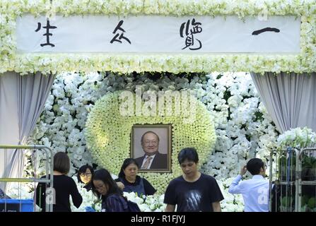 Hong Kong. 12 Nov, 2018. Porträt der späten Jin Yong, (im Alter von 94) eine am meisten gefeierten Hong Kong Wuxia Schriftsteller (Kampfkunst und chilvary) hier auf dem Altar gesehen wird bei der Beerdigung Haus während der Vorbereitung für die Trauerfeier. Über dem Altar in Chinesisch geschrieben ist: Menschliche Welt auf einen Blick. Nov-12, 2018 Hong Kong. ZUMA/Liau Chung-ren Credit: Liau Chung-ren/ZUMA Draht/Alamy leben Nachrichten Stockfoto