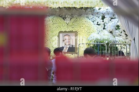 Hong Kong. 12 Nov, 2018. Porträt der späten Jin Yong (Alter 94) einen gefeierten Hong Kong Wuxia (Kampfkunst und Ritterlichkeit) Schriftsteller ist hier auf dem Altar hinter den Kisten auf der Beerdigung Haus gesehen während der Vorbereitung für die Trauerfeier. Nov-12, 2018 Hong Kong. ZUMA/Liau Chung-ren Credit: Liau Chung-ren/ZUMA Draht/Alamy leben Nachrichten Stockfoto
