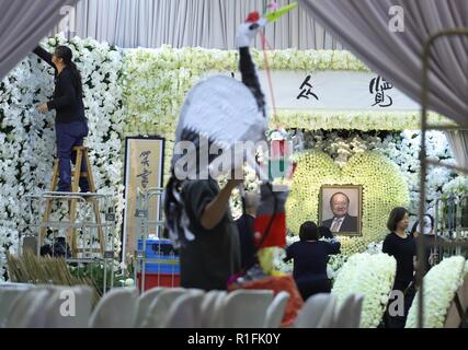 Hong Kong. 12 Nov, 2018. Die Mitarbeiter an der Beerdigung Haus durch ein Memorial Hall eine Papier-Kran, der Träger der toten Geist symbolisieren, einer traditionellen chinesischen Angebote an den Toten. Feierstunde des späten Jin Yong, (im Alter von 94) eine am meisten gefeierten Hong Kong Wuxia Schriftsteller (Kampfkunst und Ritterlichkeit) ist heute in Hongkong. Nov-12, 2018 Hong Kong. ZUMA/Liau Chung statt-ren Credit: Liau Chung-ren/ZUMA Draht/Alamy leben Nachrichten Stockfoto