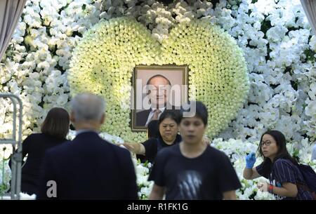 Hong Kong. 12 Nov, 2018. Porträt der späten Jin Yong, (im Alter von 94) eine am meisten gefeierten Wuxia Schriftsteller (Kampfkunst und chilvary) hier gesehen, das auf dem Altar ist auf der Beerdigung Haus angezeigt, während Mitarbeiter darauf vorbereiten, für die Trauerfeier. Nov-12, 2018 Hong Kong. ZUMA/Liau Chung-ren Credit: Liau Chung-ren/ZUMA Draht/Alamy leben Nachrichten Stockfoto