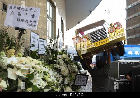 Hong Kong. 12 Nov, 2018. Ein Papier-gestaltete Auto, ein Angebot für die Toten aus der Leichenhalle nach Memorial Hall angezeigt werden. Feierstunde des späten Jin Yong, (im Alter von 94) eine am meisten gefeierten Hong Kong Wuxia Schriftsteller ist heute an den Hong Kong Begräbnis Haus. Nov-12 gehalten, 2018 Hong Kong. ZUMA/Liau Chung-ren Credit: Liau Chung-ren/ZUMA Draht/Alamy leben Nachrichten Stockfoto