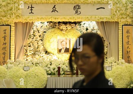 Hong Kong. 12 Nov, 2018. Der Altar der späten Jin Yong (im Alter zwischen 6 und 94), eine der bekanntesten Hong Kong Wuxia Schriftsteller (Kampfkunst und Ritterlichkeit) am Tag der Trauerfeier in Hongkong. Nov-12, 2018 Hong Kong. ZUMA/Liau Chung-ren Credit: Liau Chung-ren/ZUMA Draht/Alamy leben Nachrichten Stockfoto