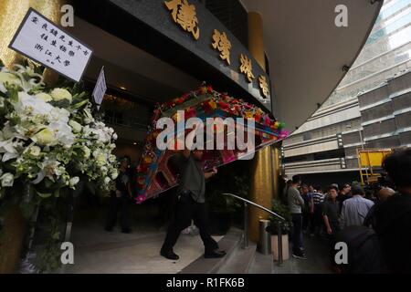 Hong Kong. 12 Nov, 2018. Ein Papier-gestaltete "Ziemlich Brücke' eine 'Brücke', die traditionell von Chinesen, dass die Geister müssen im Jenseits Kreuz, um zu erreichen, "Himmel" geglaubt, aus der Leichenhalle nach Memorial Hall, in der Feierstunde des späten Jin Yong, (im Alter von 94) war eine der bekanntesten Hong Kong Wuxia Romancier heute gehalten. Nov-12, 2018 Hong Kong. ZUMA/Liau Chung-ren Credit: Liau Chung-ren/ZUMA Draht/Alamy Leben Nachrichten angezeigt durchgeführt wird. Stockfoto