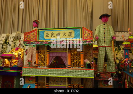 Hong Kong. 12 Nov, 2018. Das Papier gestaltete Haus benannt ist: Jin Yong's Mansion, zusammen mit einem Papier gestaltete Bild des Männlichen und des Weiblichen ervants'. Nach taoistischer Tradition, Chinesisch brennen Papier gestaltete Angebote zu den Toten während der Trauerfeier, so dass diese 'Elemente' des Service werden kann, um den Toten im Jenseits. Feierstunde des späten Jin Yong (Alter 94) einen gefeierten Hong Kong Wuxia Schriftsteller ist heute statt. Nov-12, 2018 Hong Kong. ZUMA/Liau Chung-ren Credit: Liau Chung-ren/ZUMA Draht/Alamy leben Nachrichten Stockfoto