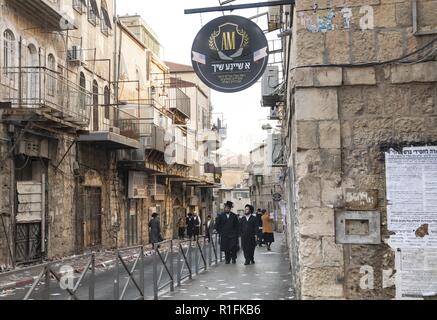 Jerusalem, Israel. 30 Okt, 2018. Eine Mutter ihre Kinder Wanderungen durch die jüdisch-orthodoxen Stadtteil Mea Shearim in Jerusalem. Wahl Werbung ist auf den Straßen vor der Wahl des neuen Bürgermeisters der Stadt. (30 Oktober 2018) | Verwendung der weltweiten Kredit: dpa/Alamy leben Nachrichten Stockfoto