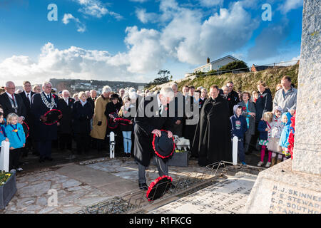 Budleigh Salterton, East Devon, England. 11. November 2018, der Tag des Gedenkens an das Kriegerdenkmal. "Credit Peter Bowler/Alamy Leben Nachrichten' Stockfoto