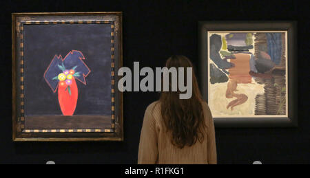 Bonhams. London, Großbritannien. 12 Nov, 2018. Ein Mitarbeiter sieht 'Italienischen Osterei" von Craig Aitchison (1926-2009) (Schätzung £ 30,000-50,000) (links) und "Figur unter den Bäumen" Öl auf Leinwand von Ivon Hitchens (1893 - 1979) (Schätzung £ 80,000-12,000) (auf der rechten Seite). Bonhams Moderne Britische und Irische Kunst Vorschau. Die Auktion vom 14. November 2018 abgehalten werden. Credit: Dinendra Haria/Alamy leben Nachrichten Stockfoto
