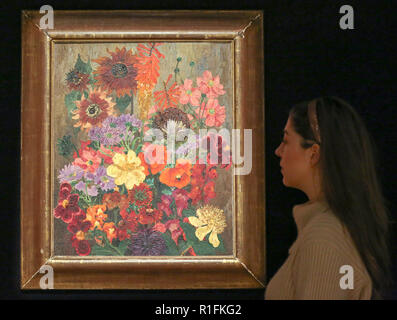 Bonhams. London, Großbritannien. 12 Nov, 2018. Ein Mitarbeiter beschäftigt sich mit dem "Panel der Blumen "von Cedric Morris (1889-1982), Öl auf Leinwand (Schätzung £ 30,000-50,000). Bonhams Moderne Britische und Irische Kunst Vorschau. Die Auktion vom 14. November 2018 abgehalten werden. Credit: Dinendra Haria/Alamy leben Nachrichten Stockfoto