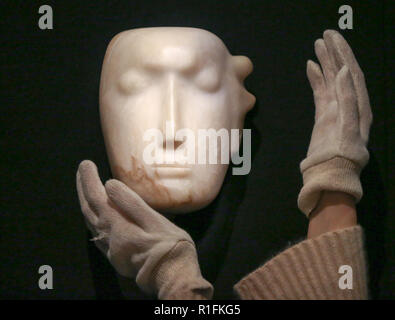 Bonhams. London, Großbritannien. 12 Nov, 2018. Ein Mitglied des Personals hält' Der Mann hinter der Maske', ein von Henry Moore's Êmasterpiece (British, 1898-1986). (Schätzung: £ 1,000,000-1, 500.000). Die Arbeit ist eine von 12 bekannten, kleinen Schnitzereien von Moore mit dem Titel Maske, und, einzigartig, ist der Einzige aus Alabaster geschnitzt. Bonhams Moderne Britische und Irische Kunst Vorschau. Die Auktion vom 14. November 2018 abgehalten werden. Credit: Dinendra Haria/Alamy leben Nachrichten Stockfoto