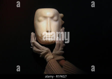 Bonhams. London, Großbritannien. 12 Nov, 2018. Ein Mitglied des Personals hält' Der Mann hinter der Maske', ein von Henry Moore's Êmasterpiece (British, 1898-1986). (Schätzung: £ 1,000,000-1, 500.000). Die Arbeit ist eine von 12 bekannten, kleinen Schnitzereien von Moore mit dem Titel Maske, und, einzigartig, ist der Einzige aus Alabaster geschnitzt. Bonhams Moderne Britische und Irische Kunst Vorschau. Die Auktion vom 14. November 2018 abgehalten werden. Credit: Dinendra Haria/Alamy leben Nachrichten Stockfoto
