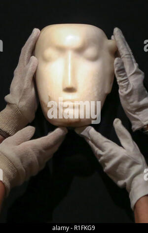 Bonhams. London, Großbritannien. 12 Nov, 2018. Mitarbeiter hält' Der Mann hinter der Maske', ein von Henry Moore's Êmasterpiece (British, 1898-1986). (Schätzung: £ 1,000,000-1, 500.000). Die Arbeit ist eine von 12 bekannten, kleinen Schnitzereien von Moore mit dem Titel Maske, und, einzigartig, ist der Einzige aus Alabaster geschnitzt. Bonhams Moderne Britische und Irische Kunst Vorschau. Die Auktion vom 14. November 2018 abgehalten werden. Credit: Dinendra Haria/Alamy leben Nachrichten Stockfoto