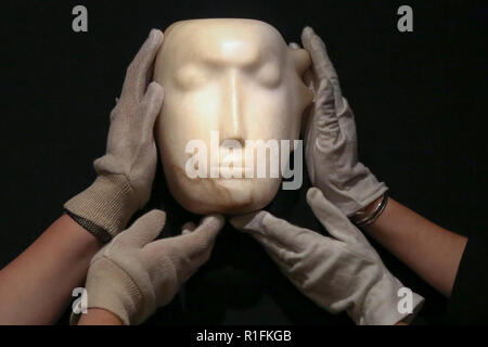 Bonhams. London, Großbritannien. 12 Nov, 2018. Mitarbeiter hält' Der Mann hinter der Maske', ein von Henry Moore's Meisterwerk (British, 1898-1986). (Schätzung: £ 1,000,000-1, 500.000). Die Arbeit ist eine von 12 bekannten, kleinen Schnitzereien von Moore mit dem Titel Maske, und, einzigartig, ist der Einzige aus Alabaster geschnitzt. Bonhams Moderne Britische und Irische Kunst Vorschau. Die Auktion vom 14. November 2018 abgehalten werden. Credit: Dinendra Haria/Alamy leben Nachrichten Stockfoto